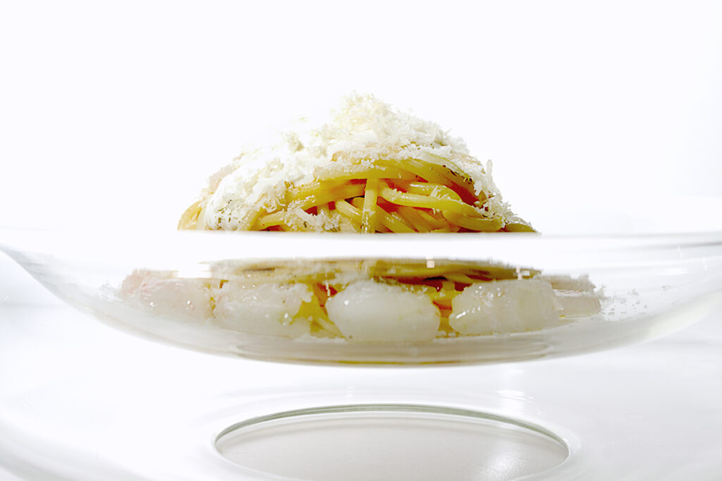 Spaghetto tiepido al limone, mandorla, capperi e scampi dell’Adriatico